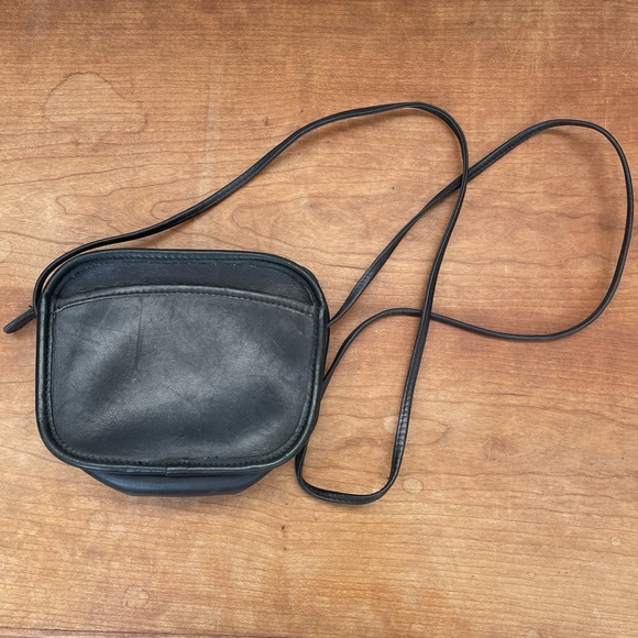 Coach vintage cross body bag from the 90s. Scratching on the leather as shown. - Picture 2 of 7